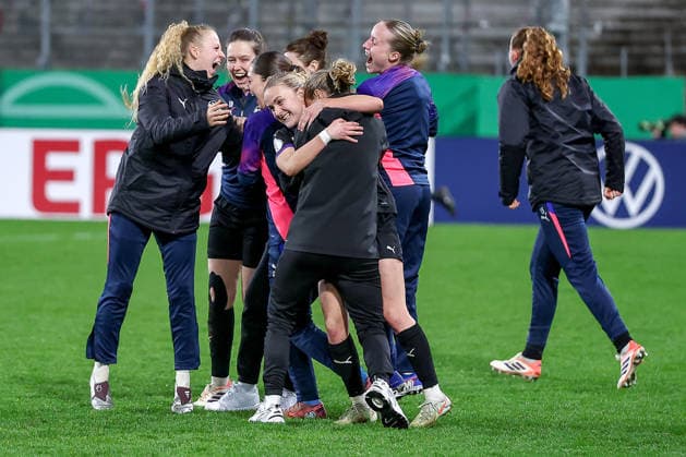 2026.03.11, Fußball, DFB-Pokal Frauen, SGS Essen - SV Werder Bremen, Viertelfinale, Stadion an der Hafenstraße, Damen, Saison 2025 2026: Abschlussjubel nach dem Sieg der SGS Essen. Die Spielerinnen liegen sich jubelnd in den Armen DFB regulations prohibit any use of photographs as image sequences and or quasi-video. Nordrhein-Westfalen Deutschland