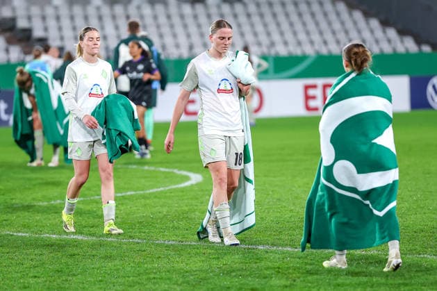 2026.03.11, Fußball, DFB-Pokal Frauen, SGS Essen - SV Werder Bremen, Viertelfinale, Stadion an der Hafenstraße, Damen, Saison 2025 2026: Enttäuschte Gesichter nach der 0:1 Niederlage. Lina Hausicke (Werder Bremen 18) DFB regulations prohibit any use of photographs as image sequences and or quasi-video. Nordrhein-Westfalen Deutschland