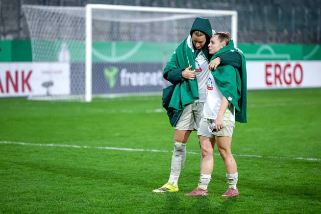 2026.03.11, Fußball, DFB-Pokal Frauen, SGS Essen - SV Werder Bremen, Viertelfinale, Stadion an der Hafenstraße, Damen, Saison 2025 2026: Enttäuschte Gesichter nach der 0:1 Niederlage. Medina Desic (Werder Bremen 09) Michelle Weiß (Werder Bremen 15) DFB regulations prohibit any use of photographs as image sequences and or quasi-video. Nordrhein-Westfalen Deutschland