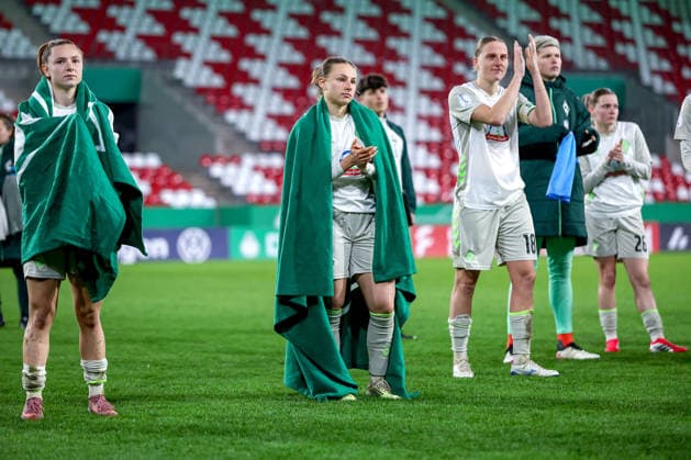 2026.03.11, Fußball, DFB-Pokal Frauen, SGS Essen - SV Werder Bremen, Viertelfinale, Stadion an der Hafenstraße, Damen, Saison 2025 2026: Enttäuschte Gesichter nach der 0:1 Niederlage. Michelle Weiß (Werder Bremen 15) neben Chiara D Angelo (Werder Bremen 02) Lina Hausicke (Werder Bremen 18) DFB regulations prohibit any use of photographs as image sequences and or quasi-video. Nordrhein-Westfalen Deutschland