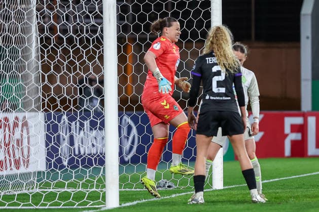 2026.03.11, Fußball, DFB-Pokal Frauen, SGS Essen - SV Werder Bremen, Viertelfinale, Stadion an der Hafenstraße, Damen, Saison 2025 2026: Mariella El Sherif (Werder Bremen 39) mit Schmerzen im Fuß DFB regulations prohibit any use of photographs as image sequences and or quasi-video. Nordrhein-Westfalen Deutschland