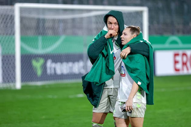 2026.03.11, Fußball, DFB-Pokal Frauen, SGS Essen - SV Werder Bremen, Viertelfinale, Stadion an der Hafenstraße, Damen, Saison 2025 2026: Enttäuschte Gesichter nach der 0:1 Niederlage. Medina Desic (Werder Bremen 09) Michelle Weiß (Werder Bremen 15) DFB regulations prohibit any use of photographs as image sequences and or quasi-video. Nordrhein-Westfalen Deutschland