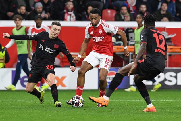 Alejandro Grimaldo (Bayer 04 Leverkusen), Jurrien Timber (FC Arsenal) und Edmond Tapsoba (Bayer 04 Leverkusen) im Zweikampf waehrend des Spiels der UEFA Champions League 2025 26, Achtelfinale, Hinspiel zwischen Bayer 04 Leverkusen und FC Arsenal, BayArena am 11. March 2026 in Leverkusen, Deutschland. (Foto von Ralf Treese DeFodi Images) +++ Alejandro Grimaldo (Bayer 04 Leverkusen), Jurrien Timber (FC Arsenal) und Edmond Tapsoba (Bayer 04 Leverkusen) battle for the ball during the UEFA Champions League 2025 26 Round of 16, First Leg, match between Bayer 04 Leverkusen and FC Arsenal at BayArena on February 24, 2026 in Leverkusen, Germany. (Photo by Ralf Treese DeFodi Images) -