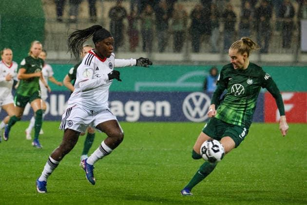 Wolfsburg, Deutschland: 11. März 2026 - DFB-Pokal der Frauen - Viertelfinale - VfL Wolfsburg Frauen vs. Eintracht Frankfurt Frauen Im Bild: v.li. im Zweikampf Nicole Anyomi (SGE) und Janina Minge (VfL) Copyright: HMBxMedia MadeleinexFantini