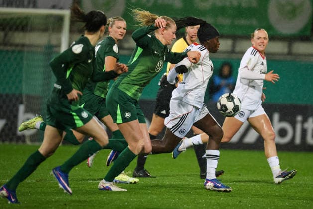 Wolfsburg, Deutschland: 11. März 2026 - DFB-Pokal der Frauen - Viertelfinale - VfL Wolfsburg Frauen vs. Eintracht Frankfurt Frauen Im Bild: v.li. Camilla Küver Kuever (VfL) und Nicole Anyomi (SGE) im Laufduell Copyright: HMBxMedia MadeleinexFantini