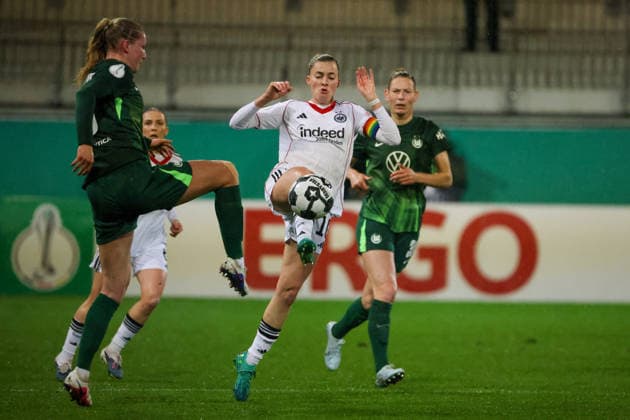 Wolfsburg, Deutschland: 11. März 2026 - DFB-Pokal der Frauen - Viertelfinale - VfL Wolfsburg Frauen vs. Eintracht Frankfurt Frauen Im Bild: v.li. im Zweikampf Camilla Küver Kuever (VfL), Laura Freigang (SGE) und Sarai Linder (VfL) Copyright: HMBxMedia MadeleinexFantini