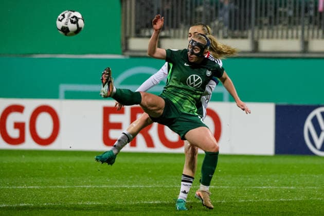 Wolfsburg, Deutschland: 11. März 2026 - DFB-Pokal der Frauen - Viertelfinale - VfL Wolfsburg Frauen vs. Eintracht Frankfurt Frauen Im Bild: v.li. im Zweikampf Laura Freigang (SGE) und Thea Bjelde (VfL) Copyright: HMBxMedia MadeleinexFantini