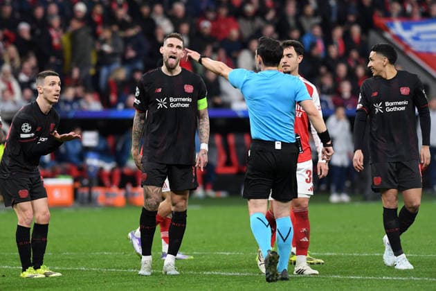Robert Andrich (Bayer 04 Leverkusen) und Schiedsrichter Referee Umut Meler (TUR) gestikuliert, gestik waehrend des Spiels der UEFA Champions League 2025 26, Achtelfinale, Hinspiel zwischen Bayer 04 Leverkusen und FC Arsenal, BayArena am 11. March 2026 in Leverkusen, Deutschland. (Foto von Ralf Treese DeFodi Images) +++ Robert Andrich (Bayer 04 Leverkusen) und Schiedsrichter Referee Umut Meler (TUR) gestures during the UEFA Champions League 2025 26 Round of 16, First Leg, match between Bayer 04 Leverkusen and FC Arsenal at BayArena on February 24, 2026 in Leverkusen, Germany. (Photo by Ralf Treese DeFodi Images) -