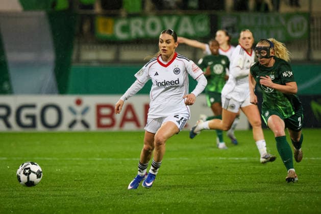 Wolfsburg, Deutschland: 11. März 2026 - DFB-Pokal der Frauen - Viertelfinale - VfL Wolfsburg Frauen vs. Eintracht Frankfurt Frauen Im Bild: v.li. Ereleta Memeti (SGE) und Thea Bjelde (VfL) Copyright: HMBxMedia MadeleinexFantini