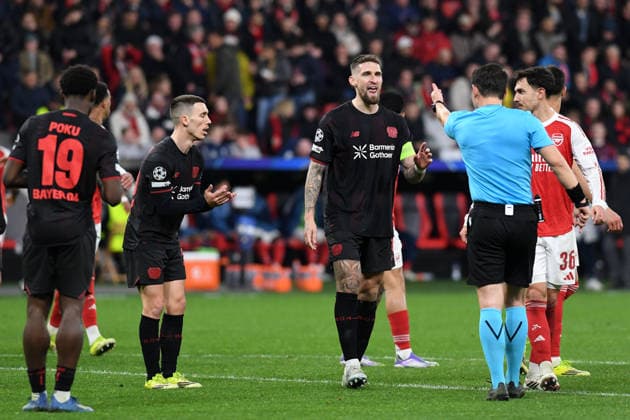 Robert Andrich (Bayer 04 Leverkusen) und Schiedsrichter Referee Umut Meler (TUR) gestikuliert, gestik waehrend des Spiels der UEFA Champions League 2025 26, Achtelfinale, Hinspiel zwischen Bayer 04 Leverkusen und FC Arsenal, BayArena am 11. March 2026 in Leverkusen, Deutschland. (Foto von Ralf Treese DeFodi Images) +++ Robert Andrich (Bayer 04 Leverkusen) und Schiedsrichter Referee Umut Meler (TUR) gestures during the UEFA Champions League 2025 26 Round of 16, First Leg, match between Bayer 04 Leverkusen and FC Arsenal at BayArena on February 24, 2026 in Leverkusen, Germany. (Photo by Ralf Treese DeFodi Images) -