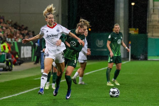 Wolfsburg, Deutschland: 11. März 2026 - DFB-Pokal der Frauen - Viertelfinale - VfL Wolfsburg Frauen vs. Eintracht Frankfurt Frauen Im Bild: v.li. im Zweikampf Nadine Riesen (SGE) und Janina Minge (VfL) Copyright: HMBxMedia MadeleinexFantini