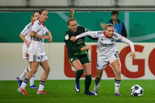Wolfsburg, Deutschland: 11. März 2026 - DFB-Pokal der Frauen - Viertelfinale - VfL Wolfsburg Frauen vs. Eintracht Frankfurt Frauen Im Bild: v.li. im Zweikampf Janina Minge (VfL) und Elisa Senß Senss (SGE) Copyright: HMBxMedia MadeleinexFantini