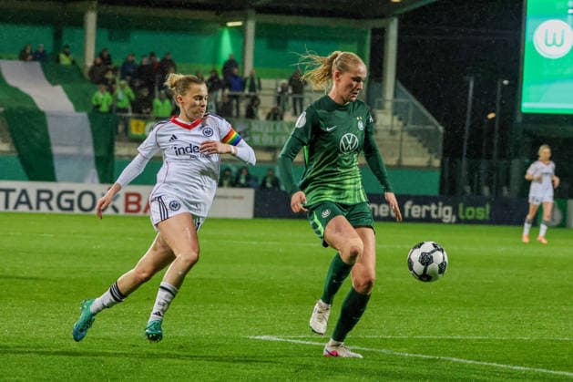 Wolfsburg, Deutschland: 11. März 2026 - DFB-Pokal der Frauen - Viertelfinale - VfL Wolfsburg Frauen vs. Eintracht Frankfurt Frauen Im Bild: v.li. im Zweikampf Laura Freigang (SGE) und Camilla Küver Kuever (VfL) Copyright: HMBxMedia MadeleinexFantini