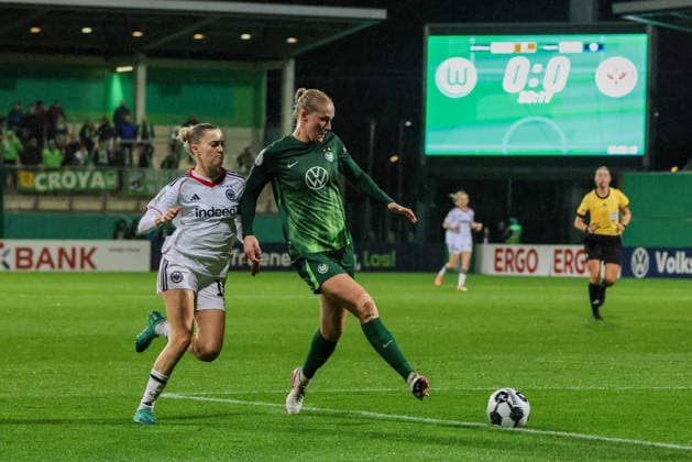 Wolfsburg, Deutschland: 11. März 2026 - DFB-Pokal der Frauen - Viertelfinale - VfL Wolfsburg Frauen vs. Eintracht Frankfurt Frauen Im Bild: v.li. im Zweikampf Laura Freigang (SGE) und Camilla Küver Kuever (VfL) Copyright: HMBxMedia MadeleinexFantini