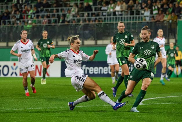 Wolfsburg, Deutschland: 11. März 2026 - DFB-Pokal der Frauen - Viertelfinale - VfL Wolfsburg Frauen vs. Eintracht Frankfurt Frauen Im Bild: v.li. im Zweikampf Nadine Riesen (SGE) und Sarai Linder (VfL) Copyright: HMBxMedia MadeleinexFantini