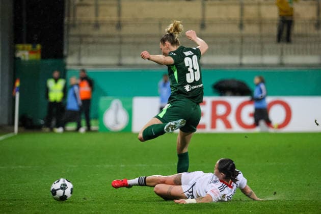 Wolfsburg, Deutschland: 11. März 2026 - DFB-Pokal der Frauen - Viertelfinale - VfL Wolfsburg Frauen vs. Eintracht Frankfurt Frauen Im Bild: v.li. im Zweikampf Sarai Linder (VfL) und Geraldine Reuteler (SGE) Copyright: HMBxMedia MadeleinexFantini