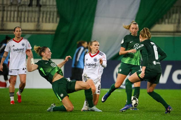Wolfsburg, Deutschland: 11. März 2026 - DFB-Pokal der Frauen - Viertelfinale - VfL Wolfsburg Frauen vs. Eintracht Frankfurt Frauen Im Bild: v.li. im Zweikampf Sarai Linder (VfL), Elisa Senß Senss (SGE), Ella Peddemors (VfL) und Janina Minge (VfL) Copyright: HMBxMedia MadeleinexFantini