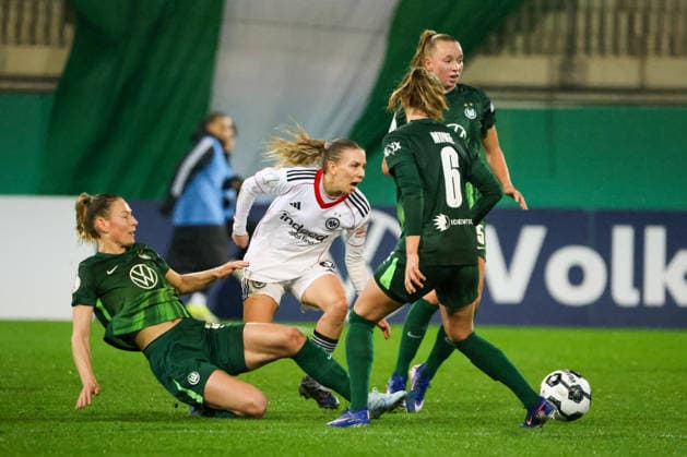 Wolfsburg, Deutschland: 11. März 2026 - DFB-Pokal der Frauen - Viertelfinale - VfL Wolfsburg Frauen vs. Eintracht Frankfurt Frauen Im Bild: v.li. im Zweikampf Sarai Linder (VfL), Elisa Senß Senss (SGE), Ella Peddemors (VfL) und Janina Minge (VfL) Copyright: HMBxMedia MadeleinexFantini