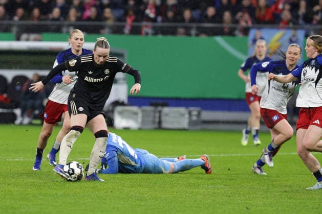 2026.03.11 xfsx Fussball DFB Pokal der Frauen Viertelfinale Hamburger Sportverein - Bayern Muenchen Volksparkstadion v.l. Emilia Hirche (Hamburger SV ,20) macht das Tor zum 2:0 fuer FC Bayern Muenchen (DFL regulations prohibit any use of photographs as image sequences and or quasi-video. Copyright: HMBxMedia FernandoxSoares