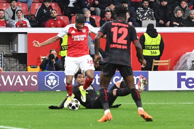 Nach diesem Foul von Malik TILLMAN (LEV) an Noni MADUEKE (Arsenal) gibt Schiedsrichter Halil Umut MELER (TUR) einen Elfmeter, Fussball Champions League, Achtelfinale, Bayer 04 Leverkusen (LEV) - FC Arsenal London (ARS) 1-1 am 11.03.2026 in Leverkusen Deutschland. UEFA regulations prohibit any use of photographs as image sequences and or quasi-video Â
