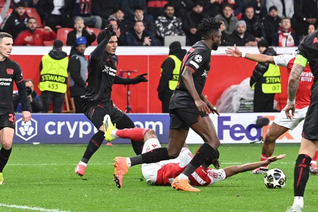 Nach diesem Foul von Malik TILLMAN (LEV) an Noni MADUEKE (Arsenal) gibt Schiedsrichter Halil Umut MELER (TUR) einen Elfmeter, Fussball Champions League, Achtelfinale, Bayer 04 Leverkusen (LEV) - FC Arsenal London (ARS) 1-1 am 11.03.2026 in Leverkusen Deutschland. UEFA regulations prohibit any use of photographs as image sequences and or quasi-video Â