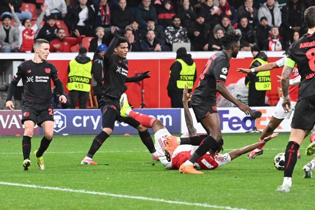 Nach diesem Foul von Malik TILLMAN (LEV) an Noni MADUEKE (Arsenal) gibt Schiedsrichter Halil Umut MELER (TUR) einen Elfmeter, Fussball Champions League, Achtelfinale, Bayer 04 Leverkusen (LEV) - FC Arsenal London (ARS) 1-1 am 11.03.2026 in Leverkusen Deutschland. UEFA regulations prohibit any use of photographs as image sequences and or quasi-video Â