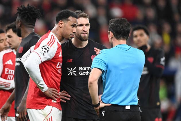 Diskussion Robert ANDRICH (LEV), Schiedsrichter Halil Umut MELER (TUR) und GABRIEL nach Elfmeter-Entscheidung, Fussball Champions League, Achtelfinale, Bayer 04 Leverkusen (LEV) - FC Arsenal London (ARS) 1-1 am 11.03.2026 in Leverkusen Deutschland. UEFA regulations prohibit any use of photographs as image sequences and or quasi-video Â
