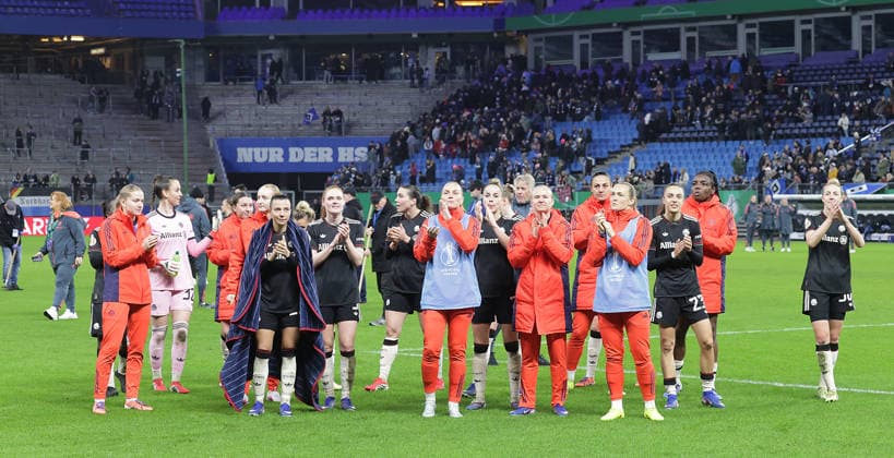 Das Team der Bayern um Magdalena Eriksson (FC Bayern Muenchen) und Pernille Harder (FC Bayern Muenchen) feiern den Sieg mit den Fans Fussball, Saison 2025 2026, Frauen, DFB Pokal, Viertelfinale, Volksparkstadion Hamburg, Hamburger SV gegen FC Bayern Muenchen, 0-3 DFL REGULATIONS PROHIBIT ANY USE OF PHOTOGRAPHS AS IMAGE SEQUENCES AND OR QUASI-VIDEO.