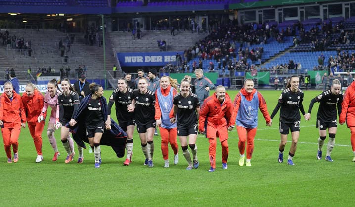 Das Team der Bayern um Magdalena Eriksson (FC Bayern Muenchen) und Pernille Harder (FC Bayern Muenchen) feiern den Sieg mit den Fans Fussball, Saison 2025 2026, Frauen, DFB Pokal, Viertelfinale, Volksparkstadion Hamburg, Hamburger SV gegen FC Bayern Muenchen, 0-3 DFL REGULATIONS PROHIBIT ANY USE OF PHOTOGRAPHS AS IMAGE SEQUENCES AND OR QUASI-VIDEO.