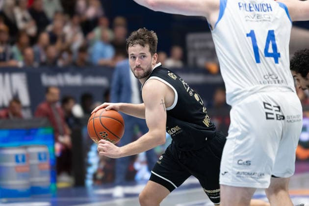 Spencer Reaves (MBC, 31), Kyler Filewich (BKO, 14), Syntainics MBC vs. BK Olomoucko, European North Basketball League, Achtelfinale, 2025 26, Deutschland, Tschechien, 11.03.2026. Weissenfels Stadthalle Sachsen-Anhalt Deutschland