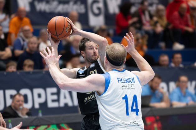 Spencer Reaves (MBC, 31), Kyler Filewich (BKO, 14), Syntainics MBC vs. BK Olomoucko, European North Basketball League, Achtelfinale, 2025 26, Deutschland, Tschechien, 11.03.2026. Weissenfels Stadthalle Sachsen-Anhalt Deutschland