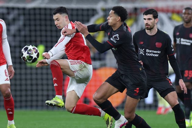 GER, UEFA CL, Achtelfinale, Bayer 04 Leverkusen (GER) vs. FC Arsenal (ENG), 11.03.2026, BayArena, Leverkusen, GER, UEFA CL, Achtelfinale, Bayer 04 Leverkusen (GER) vs. FC Arsenal (ENG), , im Bild: Gabriel Martinelli (FC Arsenal 11), im Zweikampf gegen Jarell Quansah (Leverkusen 4),