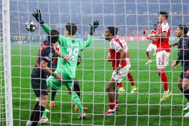 GER, UEFA CL, Achtelfinale, Bayer 04 Leverkusen (GER) vs. FC Arsenal (ENG), 11.03.2026, BayArena, Leverkusen, GER, UEFA CL, Achtelfinale, Bayer 04 Leverkusen (GER) vs. FC Arsenal (ENG), , im Bild: es wird eng im Leverkusener Strafraum aber Janis Blaswich Torwart (Leverkusen 28), hat alles im Griff