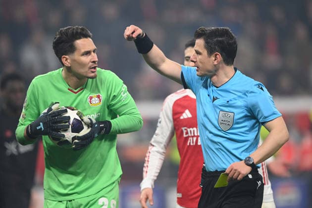 Torwart Janis BLASWICH (LEV) diskutiert mit Schiedsrichter Halil Umut MELER (TUR) Fussball Champions League, Achtelfinale, Bayer 04 Leverkusen (LEV) - FC Arsenal London (ARS) 1-1 am 11.03.2026 in Leverkusen Deutschland. UEFA regulations prohibit any use of photographs as image sequences and or quasi-video Â