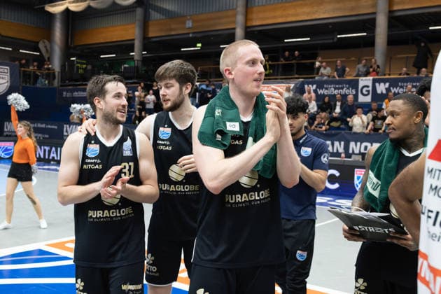 Wölfe nach ihrem 98:83 Heimsieg, Syntainics MBC vs. BK Olomoucko, European North Basketball League, Achtelfinale, 2025 26, Deutschland, Tschechien, 11.03.2026. Weissenfels Stadthalle Sachsen-Anhalt Deutschland