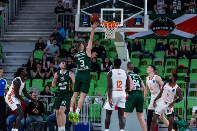 GER, BKT EuroCup, Saison 2025 2026, Achteffinale, Cedevita Olimpija Ljubljana- Niners Chemnitz 11.03.2026, Arena Stozice, Ljubljana, GER, BKT EuroCup, Saison 2025 2026, Achteffinale, Cedevita Olimpija Ljubljana- Niners Chemnitz Rok Radovic (Cedevita Olimpija Ljubljana 3), Amadou Sow (Niners Chemnitz, 12) Foto Alexander Trienitz Ljubljana Arena Stozice Slowenien