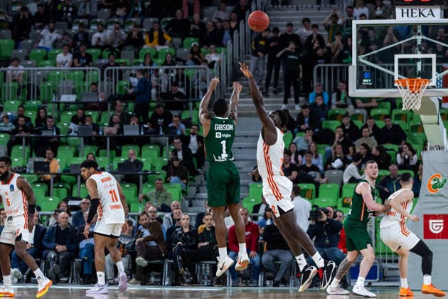 GER, BKT EuroCup, Saison 2025 2026, Achteffinale, Cedevita Olimpija Ljubljana- Niners Chemnitz 11.03.2026, Arena Stozice, Ljubljana, GER, BKT EuroCup, Saison 2025 2026, Achteffinale, Cedevita Olimpija Ljubljana- Niners Chemnitz Umoja Gibson (Cedevita Olimpija Ljubljana 1), Amadou Sow (Niners Chemnitz, 12) Foto Alexander Trienitz Ljubljana Arena Stozice Slowenien