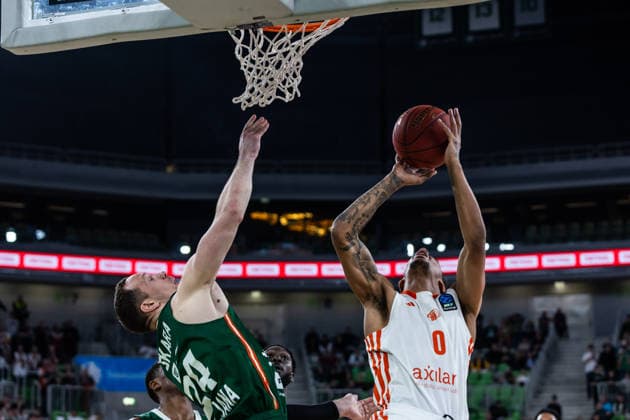 GER, BKT EuroCup, Saison 2025 2026, Achteffinale, Cedevita Olimpija Ljubljana- Niners Chemnitz 11.03.2026, Arena Stozice, Ljubljana, GER, BKT EuroCup, Saison 2025 2026, Achteffinale, Cedevita Olimpija Ljubljana- Niners Chemnitz Kevin Yebo (Niners Chemnitz, 0), David Skara (Cedevita Olimpija Ljubljana 24) Foto Alexander Trienitz Ljubljana Arena Stozice Slowenien