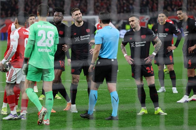 GER, UEFA CL, Achtelfinale, Bayer 04 Leverkusen (GER) vs. FC Arsenal (ENG), 11.03.2026, BayArena, Leverkusen, GER, UEFA CL, Achtelfinale, Bayer 04 Leverkusen (GER) vs. FC Arsenal (ENG), , im Bild: Diskussion von Robert Andrich (Leverkusen 8), mit dem Schiedsrichter der gerade einen 11 Meter gegen Leverkusen gepfiffen hat.