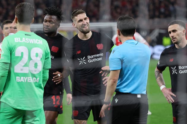 GER, UEFA CL, Achtelfinale, Bayer 04 Leverkusen (GER) vs. FC Arsenal (ENG), 11.03.2026, BayArena, Leverkusen, GER, UEFA CL, Achtelfinale, Bayer 04 Leverkusen (GER) vs. FC Arsenal (ENG), , im Bild: Diskussion von Robert Andrich (Leverkusen 8), mit dem Schiedsrichter der gerade einen 11 Meter gegen Leverkusen gepfiffen hat.