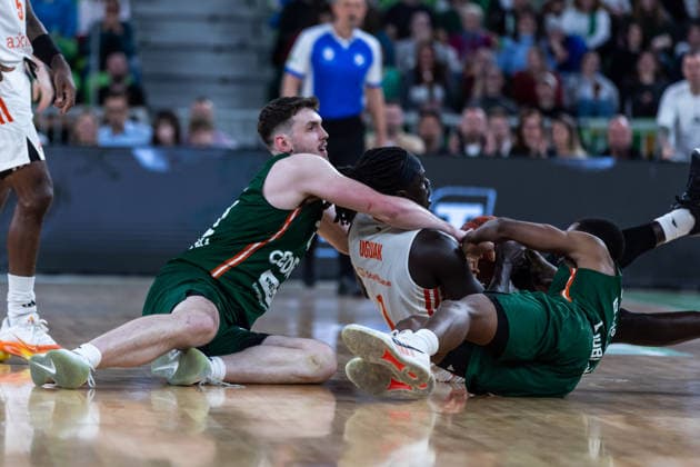 GER, BKT EuroCup, Saison 2025 2026, Achteffinale, Cedevita Olimpija Ljubljana- Niners Chemnitz 11.03.2026, Arena Stozice, Ljubljana, GER, BKT EuroCup, Saison 2025 2026, Achteffinale, Cedevita Olimpija Ljubljana- Niners Chemnitz Aher Uguak (Niners Chemnitz, 1) im Kampf um den Ball mit Matthew Hurt (Cedevita Olimpija Ljubljana 21) Foto Alexander Trienitz Ljubljana Arena Stozice Slowenien