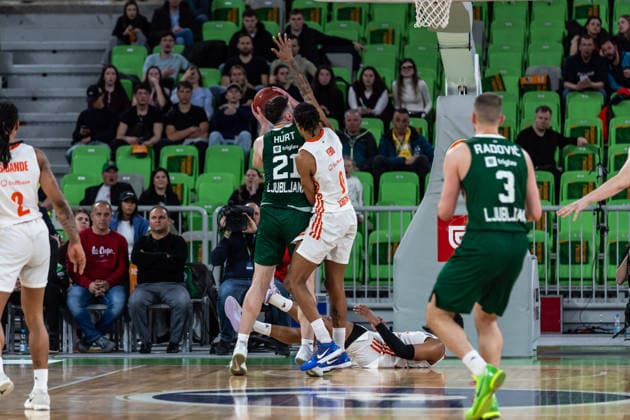 GER, BKT EuroCup, Saison 2025 2026, Achteffinale, Cedevita Olimpija Ljubljana- Niners Chemnitz 11.03.2026, Arena Stozice, Ljubljana, GER, BKT EuroCup, Saison 2025 2026, Achteffinale, Cedevita Olimpija Ljubljana- Niners Chemnitz Matthew Hurt (Cedevita Olimpija Ljubljana 21), Kevin Yebo (Niners Chemnitz, 0) Foto Alexander Trienitz Ljubljana Arena Stozice Slowenien