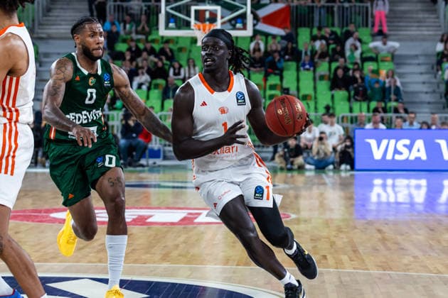 GER, BKT EuroCup, Saison 2025 2026, Achteffinale, Cedevita Olimpija Ljubljana- Niners Chemnitz 11.03.2026, Arena Stozice, Ljubljana, GER, BKT EuroCup, Saison 2025 2026, Achteffinale, Cedevita Olimpija Ljubljana- Niners Chemnitz Aher Uguak (Niners Chemnitz, 1), Dj Stewart (Cedevita Olimpija Ljubljana 0) Foto Alexander Trienitz Ljubljana Arena Stozice Slowenien