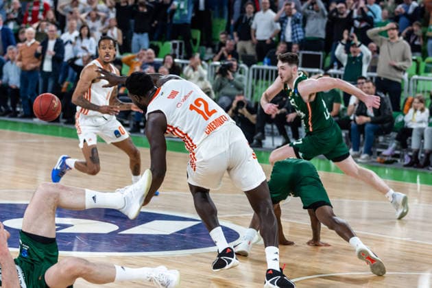 GER, BKT EuroCup, Saison 2025 2026, Achteffinale, Cedevita Olimpija Ljubljana- Niners Chemnitz 11.03.2026, Arena Stozice, Ljubljana, GER, BKT EuroCup, Saison 2025 2026, Achteffinale, Cedevita Olimpija Ljubljana- Niners Chemnitz Amadou Sow (Niners Chemnitz, 12) im Kampf um den Ball Foto Alexander Trienitz Ljubljana Arena Stozice Slowenien
