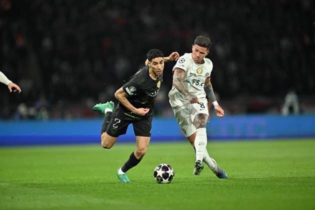 PSG v Chelsea - UEFA Champions League PARIS, FRANCE - MARCH 11: Achraf Hakimi (L) of PSG in action against Enzo Fernandez (8) of Chelsea during the UEFA Champions League 2025 26 Round of 16 First Leg match between Paris Saint-Germain FC and Chelsea FC at Parc des Princes in Paris, France on March 11, 2026. Mustafa Yalcin Anadolu Paris France. Editorial use only. Please get in touch for any other usage.  Copyright: x2026xAnadoluxMustafaxYalcinx