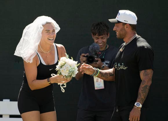 March 11, 2026 Aryna Sabalenka wears on a bridal veil that a fan threw to her as her fiancÃ , Georgios Frangulis, watches on during a workout at the BNP Paribas Open held at the Indian Wells Tennis Garden in Indian Wells, California. California. Mandatory Photo Credit : CSM Indian Wells United States of America - ZUMAc04_ 20260311_zma_c04_064 Copyright: xCharlesxBausx