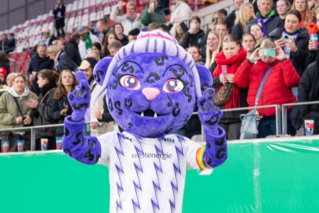 Deutschland: Fussball DFB Pokal Frauen-Viertelfinale 2025 2026 - SGS Essen vs SV Werder Bremen - Stadion an der Hafenstrasse (Essen): Mascot Lia von SGS Essen Copyright: xOrhanxHabashx