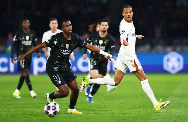 Joao Pedro of Chelsea and William Pacho of Paris Saint-Germain. Paris Saint-Germain v Chelsea, UEFA Champions League, Round of 16, First Leg, Football, Parc des Princes, Paris, France - 11 Mar 2026Paris Parc des Princes France EDITORIAL USE ONLY No use with unauthorised audio, video, data, fixture lists, club league logos or live services. Online in-match use limited to 120 images, no video emulation. No use in betting, games or single club league player publications. Copyright: xJamesxMarsh Shutterstockx 16746728ci