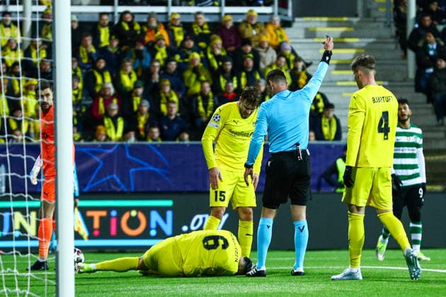 Football, Champions League 2025 2026 Bodo Glimt Sporting Lisbon Bodo 20260311 Bodo Glimts Jostein Gundersen receives medical assistance during the Champions League football match between Bodo Glimt and Sporting Lisbon at Aspmyra Stadium Photo Mats Torbergsen NTB Bodo Norway EDITORIAL USE ONLY RESTRICTED USE FOR BETTING COMPANIES  Copyright: xMatsxTorbergsenx xNTBx