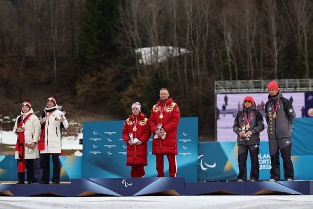 Milano Cortina 2026 Paralympic Winter games, Winterspiele,Spiele, Summer games - Para Cross-Country Skiing Leonie Walter und Guide Christian Krasman vom Team Deutschland gewinnen Bronze und stehen mit der russischen Athlet Anastasiia Bagiian und Guide Sergei Siniakin auf dem Podium beim Para Cross-Country Skiing Wettbewerb über 10km Interval bei Milano Cortina 2026 Paralympic Winter Games am 11.03.2026 *** Milano Cortina 2026 Paralympic Winter Games Para Cross Country Skiing Leonie Walter and guide Christian Krasman from Team Germany win bronze and stand on the podium with Russian athlete Anastasiia Bagiian and guide Sergei Siniakin in the Para Cross Country Skiing competition over 10km Interval at Milano Cortina 2026 Paralympic Winter Games on 11 03 2026 Copyright: xBEAUTIFULxSPORTS MarcusxHartmannx